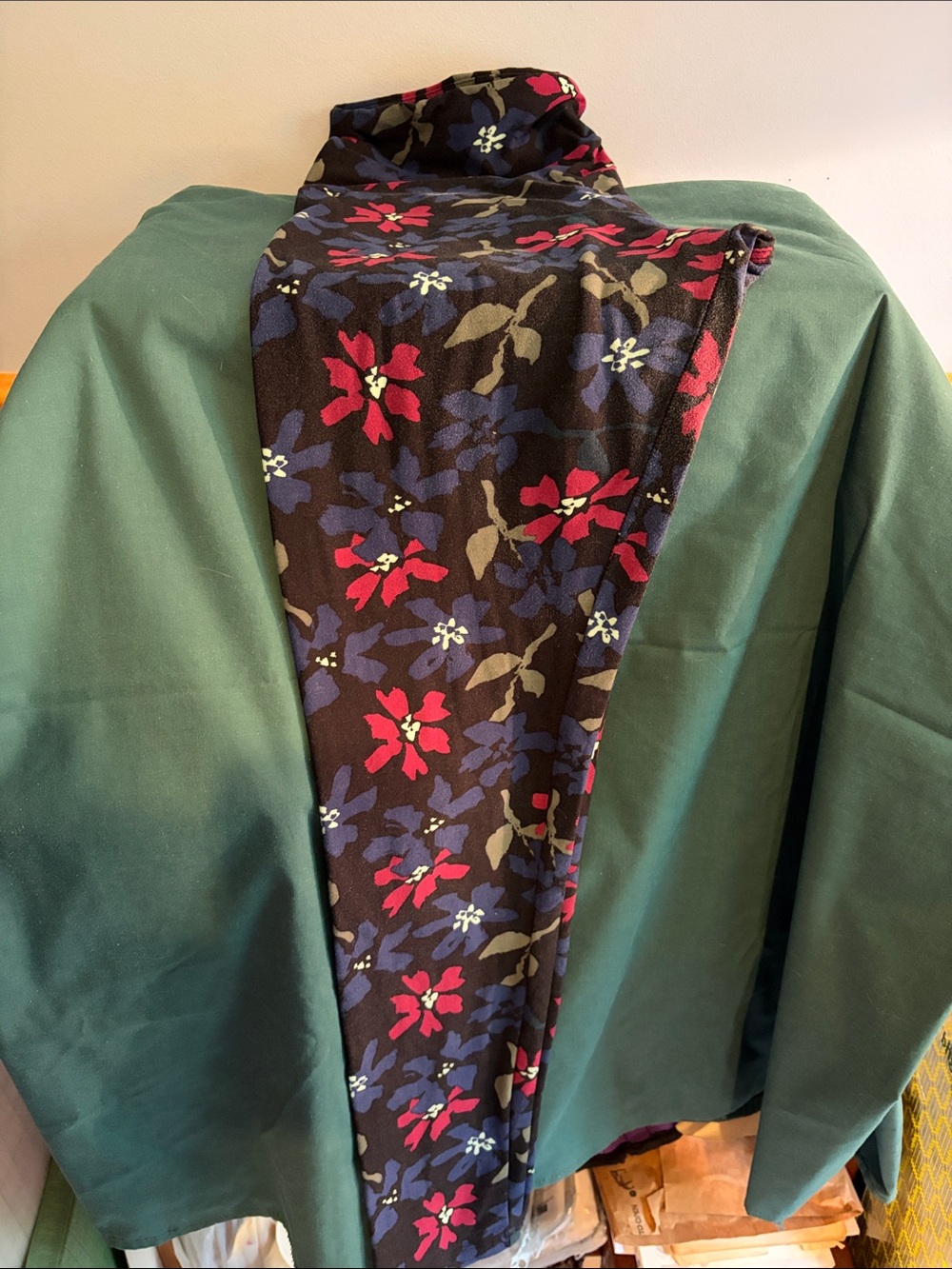LuLaRoe Floral Print Leggings in Black with Red & Blue Flowers